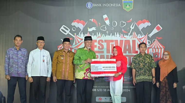 Gubernur Mahyeldi Resmikan Festival Merah Putih dan Program Subsidi Bunga untuk Pelaku Usaha Mikro di Padang Panjang