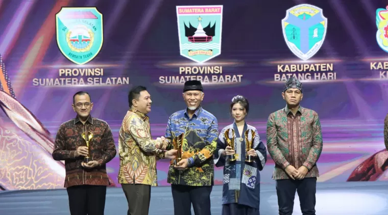 Gubernur Mahyeldi Terima Penghargaan Bergengsi Pimpinan Daerah Award 2024