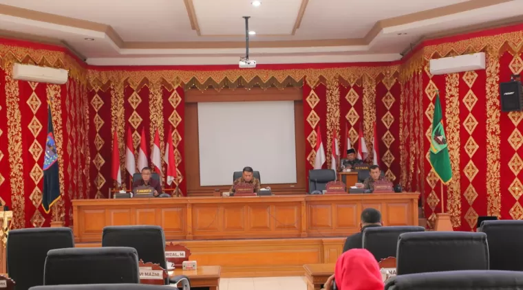 Ketua DPRD Kota Payakumbuh Hamdi Agus pimpin rapat paripurna tentang penyampaian jawaban Walikota Payakumbuh atas pandangan umum fraksi terhadap nota keuangan rancangan perubahan, Minggu 18 Agustus 2024.