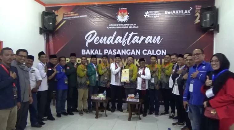 Hari Pertama Pendaftaran Calon Bupati Dan Wakil Bupati Pessel, KPU Pessel Menerima Pendaftaran Pasangan Calon HJ-RI