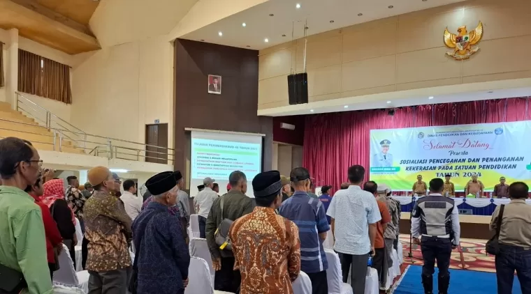 Bupati Limapuluh Kota Safaruddin Dt. Bandaro Rajo saat membuka kegiatan sosialisasi pencegahan dan penanganan kekerasan pada satuan pendidikan tahun 2024, digelar di gedung serbaguna Politeknik Pertanian Negeri Payakumbuh, Selasa 20 Agustus 2024.