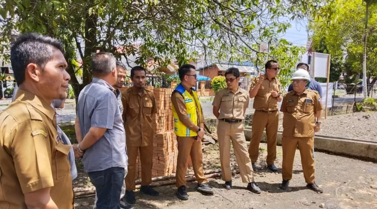 Kadis PUPR kabupaten Limapuluh Kota Nopriadi Syukri beserta rombongan lakukan monev ke pembangunan gedung MPP, Senin 19 Agustus 2024.