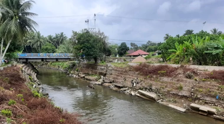 Retaining wall batang piaman dekat jembatan Pauh Kota Pariaman yang sudah porak poranda.(Trisnaldi)