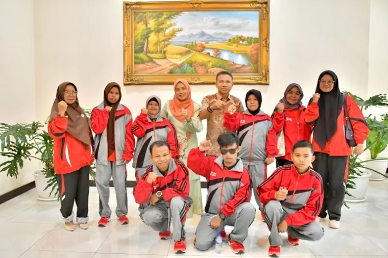 Ketua Special Olympics Indonesia (SOIna) Kabupaten Agam Yenni Andri Warman, melepas 14 atlet disabilitas