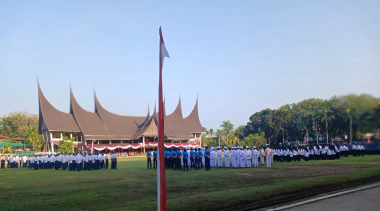 Khidmatnya Upacara HUT RI ke-79 di Padang, Bendera Merah Putih dan Teks Proklamasi Diarak dengan Kereta Kencana