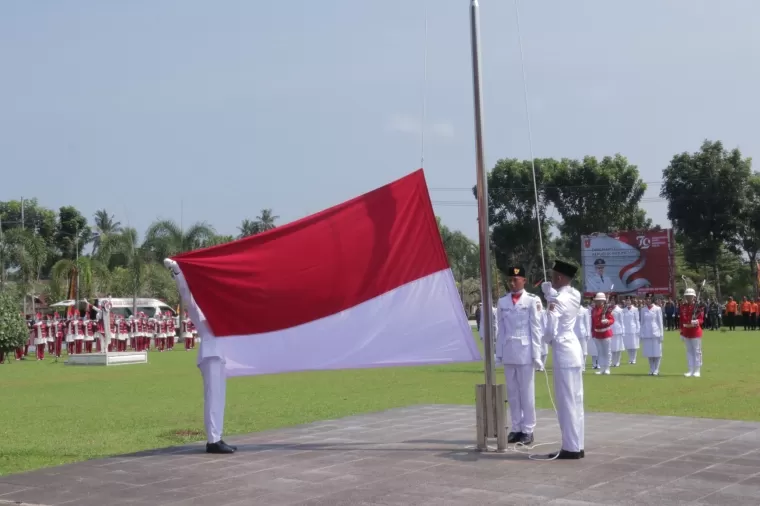 Upacara Peringatan Detik-Detik Proklamasi Kemerdekaan Republik Indonesia ke-79 di halaman Kantor Bupati Agam dilaksanakan dengan penuh khidmat