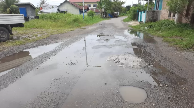 Kondisi kerusakan jalan di Jalan Fatahilah Kota Pariaman saat ini.(Trisnaldi).