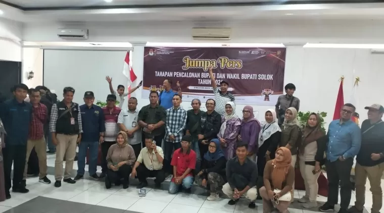 Komisioner KPU Kab. Solok, Noviadli Putra (tengah baju kotak-kotak putih hitam) dan Sekretaris KPU, Yuliadi (baju putih lengan pendek) bersama awak media, usai acara Jumpa Pers