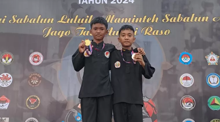 Langit Nikmatul Azzim berhasil meraih prestasi gemilang dengan memboyong medali emas pada kejuaraan terbuka pencak silat Minsai Al-Fitrah tahun 2024, di GOR Nan Ompek kelurahan Tanjung Pauh, digelar sejak hari Kamis-Minggu 1-4 Agus 2024.