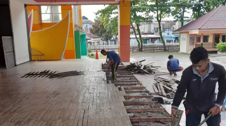 Pekerjaan perbaikan lantai pentas gandoriah Kota Pariaman yang sedang dikerjakan..