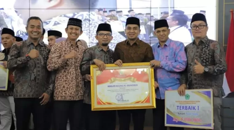 Wawako Ramadhani Kirana Putra (3 kanan), Kabag Kesra Feri Hendria (2 kiri) dan Pejabat lainnya, usai menerima Penghargaan di Auditorium Gubernur Sumbar