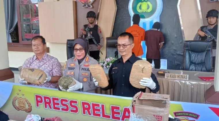 Kapolresta Bukittinggi memberikan keterangan pers tentang pengungkapan kasus narkoba jenis Ganja