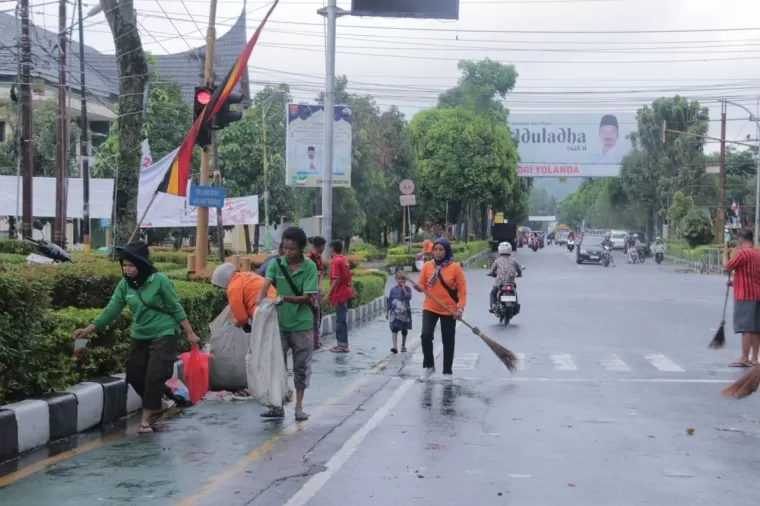 Dinas Lingkungan Hidup Kabupaten Agam bergerak cepat untuk &quot;mengevakuasi&quot; barang-barang yang telah selesai digunakan selama pawai