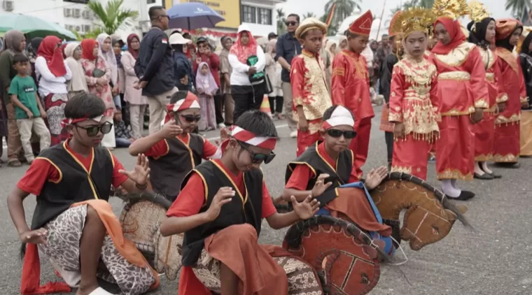 Pawai Alegoris HUT RI di Solsel Bertabur Penampilan Unik dan Apik Pelajar Hingga OPD