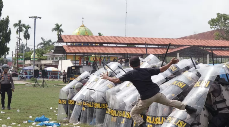 Payakumbuh Rusuh, Seorang Warga Nekat Tendang Tameng Sispam Polres Payakumbuh, bertempat di gelanggang Pacuan Kuda, kelurahan Tiakar, kecamatan Payakumbuh Timur, Rabu 21 Agustus 2024.