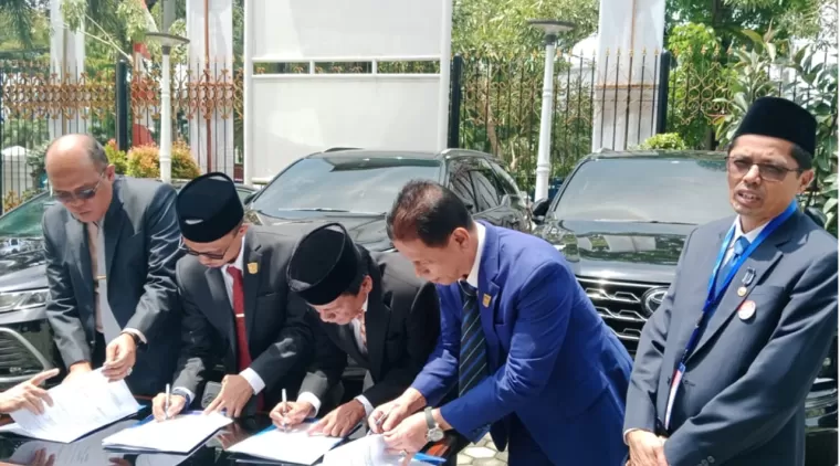 Pelantikan Anggota DPRD Sumbar Berjalan Khidmat, Penyerahan Aset Simbolis dan Ucapan Terima Kasih dari Pimpinan Lama