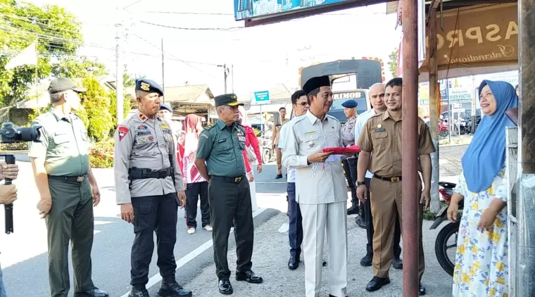 Pemkab Pasbar Luncurkan Program Nasional Pembagian 10 Juta Bendera Kepada Masyarakat