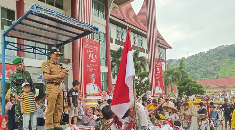 Pemkab Pessel Laksanakan Pawai Alegoris di Halaman Kantor Bupati Pesisir Selatan