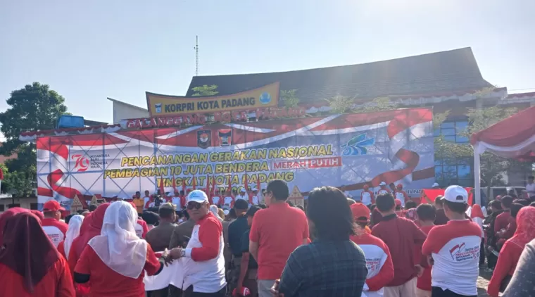 Pemko Padang Bagikan Lebih dari 15 Ribu Bendera Merah Putih