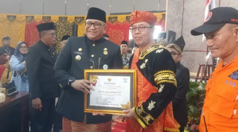 Pemko Padang Memberikan Pin Emas kepada Prof. Indang Dewata, Akademisi UNP