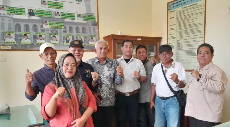 Ketua Baznas, H. Edwar (tengah baju batik), dan Wakil Ketua IV, Nazaruddin,S.Ag, (kanan) bersama Pengurus Forum Wartawan Solok.