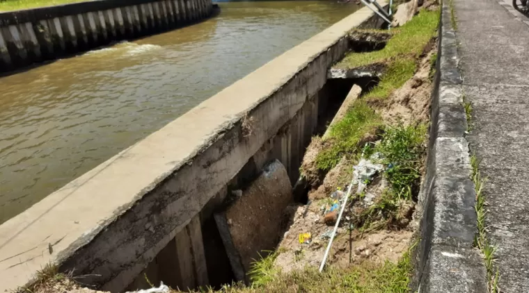 Kondisi bantaran sungai batang Mamgguang yang amblas.(Trisnaldi).