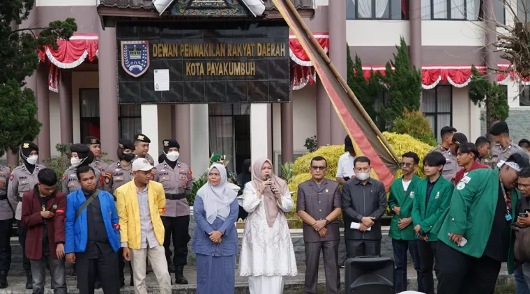 Pimpinan DPRD kota Payakumbuh Wulan Denura, S.ST saat menerima aksi damai aliansi Badan Eksekutif Mahasiswa (BEM) Paliko ke gedung DPRD setempat, Senin 26 Agustus 2024.