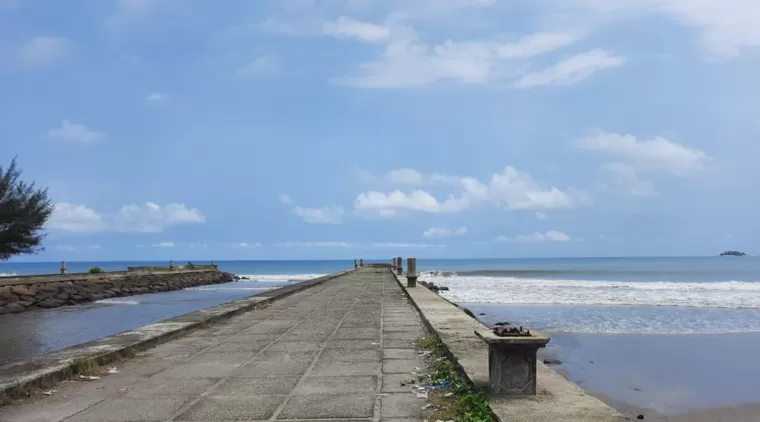 PJU di ujung jalan inspeksi muato batang mangguang Kota Pariaman yang ti ggal jejak-jejaknya saja.(Trisnaldi)