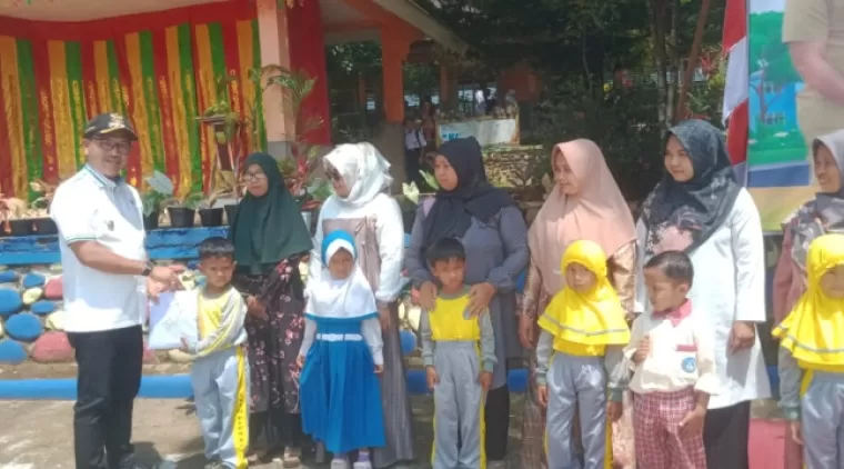 Progul Pemda Solsel Seragam Sekolah Gratis Dibagikan Di Kec. Pauh Duo