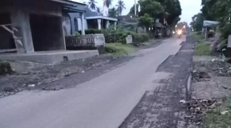 Ruas Jalan Provinsi Simpang Empat Menuju Talu Rusak Parah