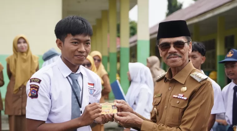 Bupati kabupaten Limapuluh Kota Safaruddin Dt. Bandaro Rajo dalam amanatnya saat menjadi pembina upacara di SMAN 1 Harau, Senin 5 Agustus 2024. Bertindak sebagai pemimpin upacara siswa kelas X E 3, Sultan Eriansyah.