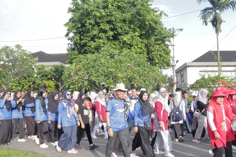 Yenni Andri Warman melepas Gerak Jalan Santai menyambut Hari Ulang Tahun (HUT) Republik Indonesia ke-79