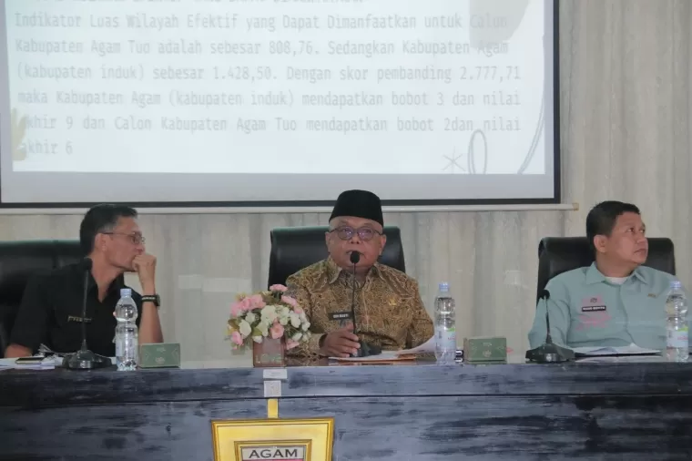 Sekretaris Daerah Kabupaten Agam, Drs. H. Edi Busti, M.Si memaparkan urgensi pembentukan Daerah Otonomi Baru (DOB) &quot;Agam Tuo&quot;