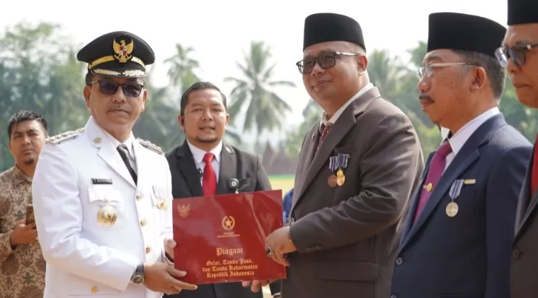 Sekdakab Dr. H. Syamsurizaldi Raih Penghargaan Satya Lencana Karya Satya 30 Tahun