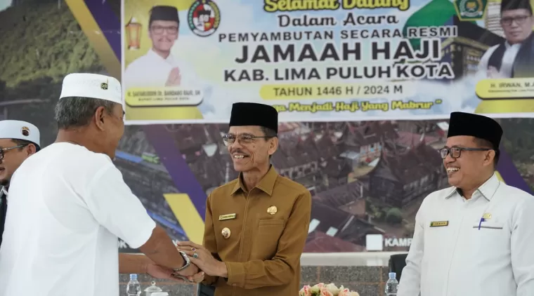 Bupati Limapuluh Kota H.Safaruddin Dt. Bandaro Rajo ketika penyambutan secara resmi Jamaah Haji setempat tahun 1445 H di aula kantor bupati, Selasa 30 Juli 2024.