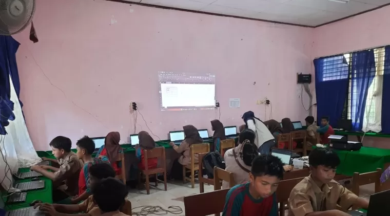 Para siswa sedang belajar praktek TIK di SMP Negeri 4 V Koto Kampung Dalam Padang Pariaman.(Trisnaldi).