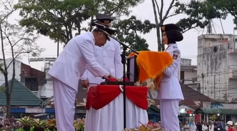 Wawako Bukittinggi menerima bendera pusaka pada upacara penurunan bendera HUT Ri ke 79