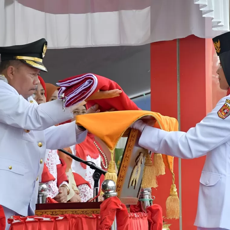 Upacara Penurunan Duplikat Bendera Pusaka Merah Putih di Agam Berlangsung Khidmat