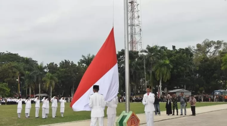 Upacara Penurunan Merah Putih di RTH Imam Bonjol,  Peserta Dihibur Tarian Kolosal dan Barongsai