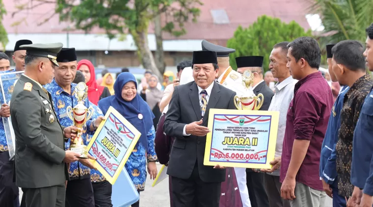 Wakil Ketua DPRD Sumbar Doakan Kesejahteraan Masyarakat pada Upacara Penurunan Bendera HUT RI ke-79