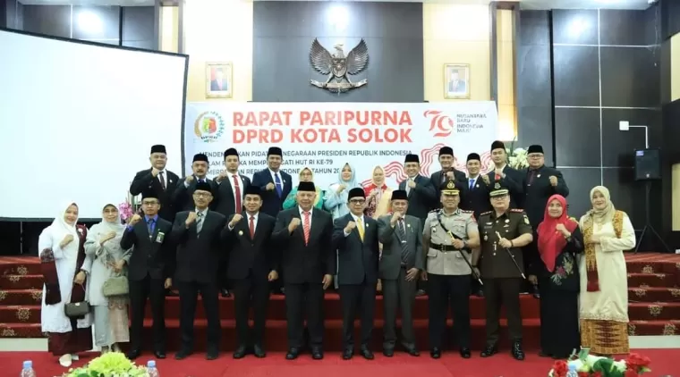 Wako Zul Elfian Umar, Wawako Ramadhani, Ketua Sementara DPRD Kota Solok, Fauzi Rusli dan Pejabat lainnya saat sesi foto bersama