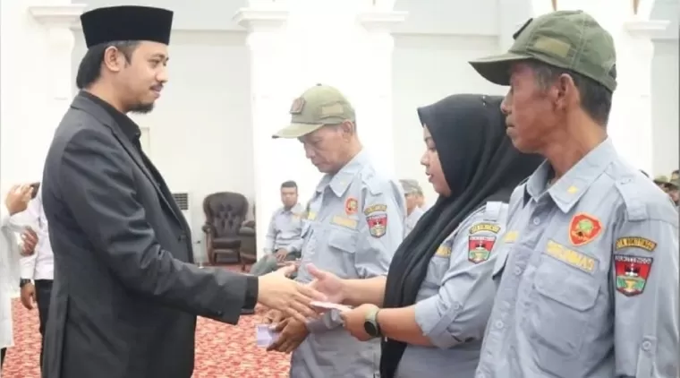 Wako Bukittinggi serahkan secara simbolis honor serta kartu BPJS Ketenagakerjaan Linmas