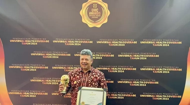 Wako Solok, Zul Elfian Umar, usai menerima Penghargaan UHC Awards 2024 dari Wakil Presiden RI, Ma'ruf Amin.