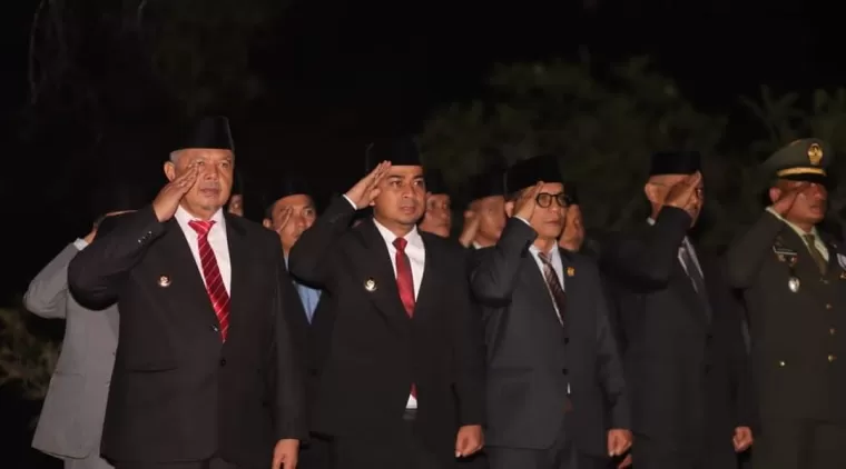 Wako Zul Elfian Umar dan Wa wako Ramadhani Kirana Putra bersama Pejabat lainnya pada kegiatan Upacara Renungan Suci di TMP Mutiara Bangsa Kota Solok