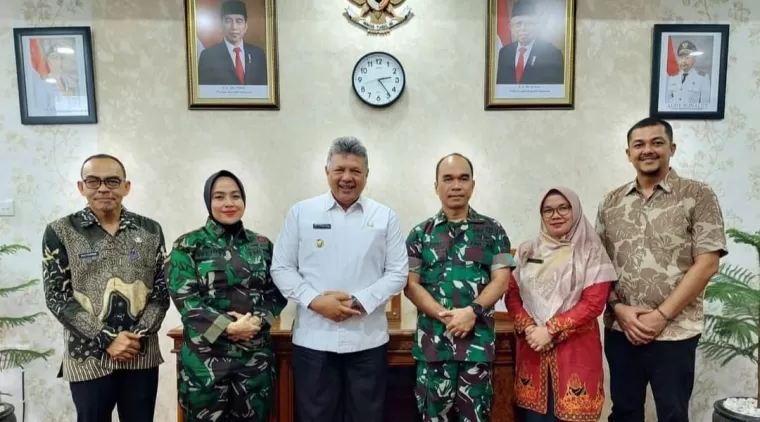 Wako Zul Elfian Umar bersama Kepala RST Solok Mayor CKM dr. Rinal Pardomuan Purba dan Pejabat setempat lainnya.