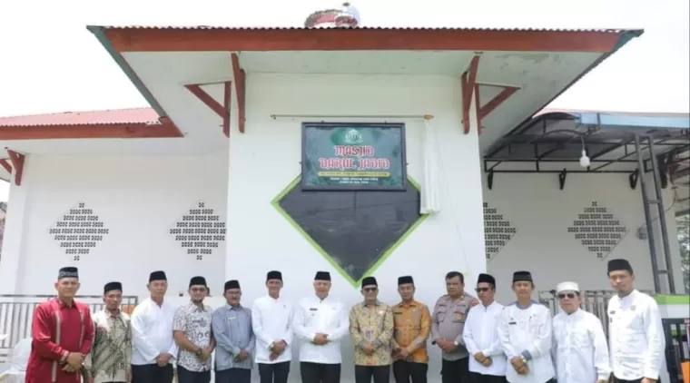 Wako Zul Elfian Umar (tengah) diacara peresmian perubahan status Musala Darul Jadid menjadi Masjid Darul Jadid Laing.