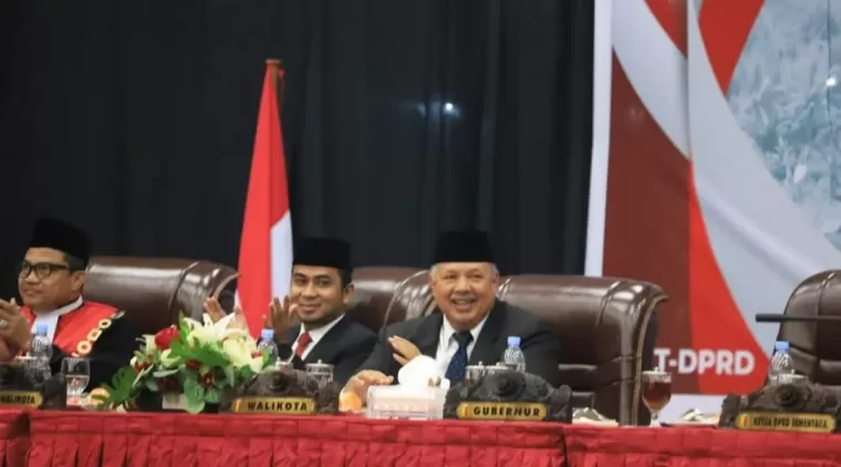 Wako Zul Elfian Umar dan Wawako Ramadhani Kirana Putra, saat menghadiri Rapat Paripurna Pengucapan Sumpah/Janji Anggota DPRD Kota Solok periode 2024-2029.