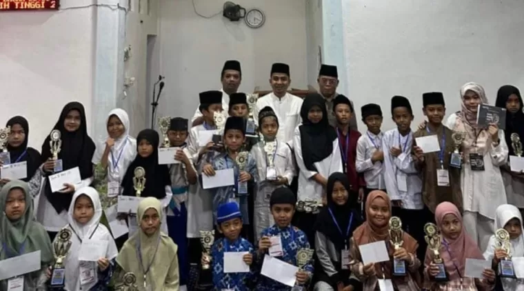 Wawako Ramadhani Kirana Putra (tengah belakang baju putih) bersama para Pemenang MTQ antar MDTA se Kota Solok di MDTA Al Ikhlas Lembah Nan Indah, Tanah Garam.