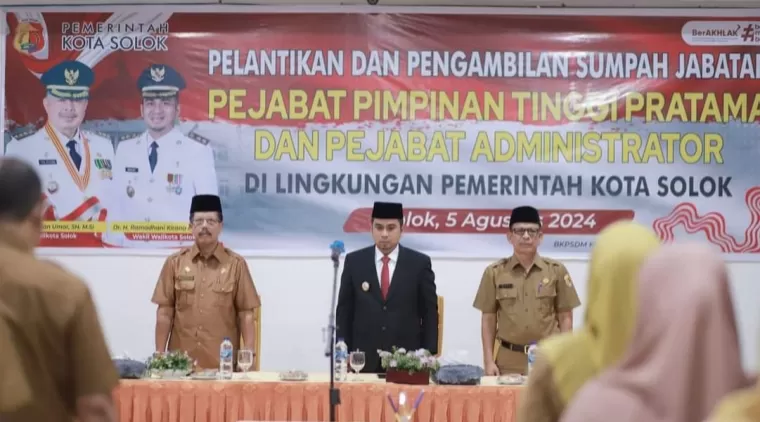 Wawako Ramadhani Kirana Putra (tengah) di acara Pelantikan Pejabat dilingkup Pemko Solok.