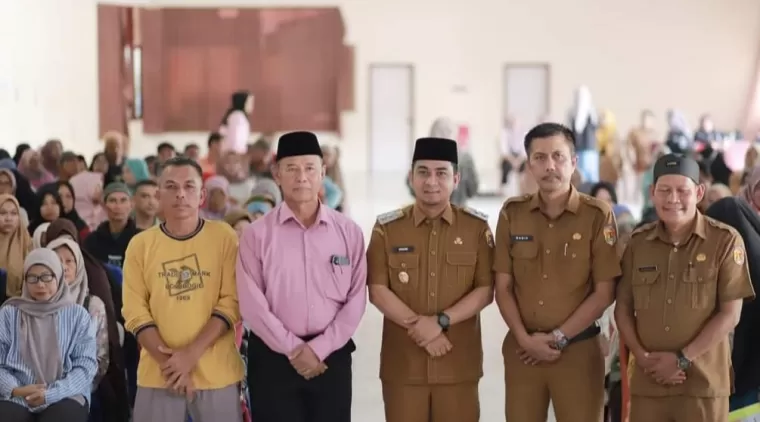 Wawako Ramadhani Kirana Putra (tengah), Kadis Perkim, Hanif (2 kanan), Ketua Baznas H. Zaini (2 kiri) di acara Sosialisasi Pembentukan Kelompok Bantuan RTLH